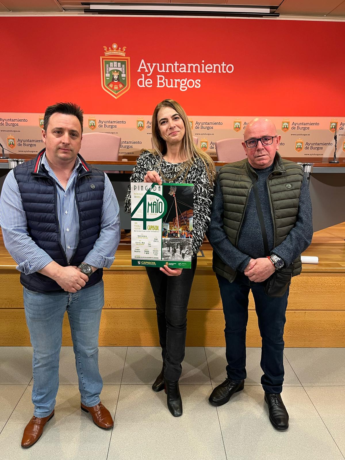 La concejala de Festejos, Carolina Álvarez, entre el presidente del Consejo de Barrio de Capiscol, José Manuel López (dcha) y José Antonio García, vicepresidente