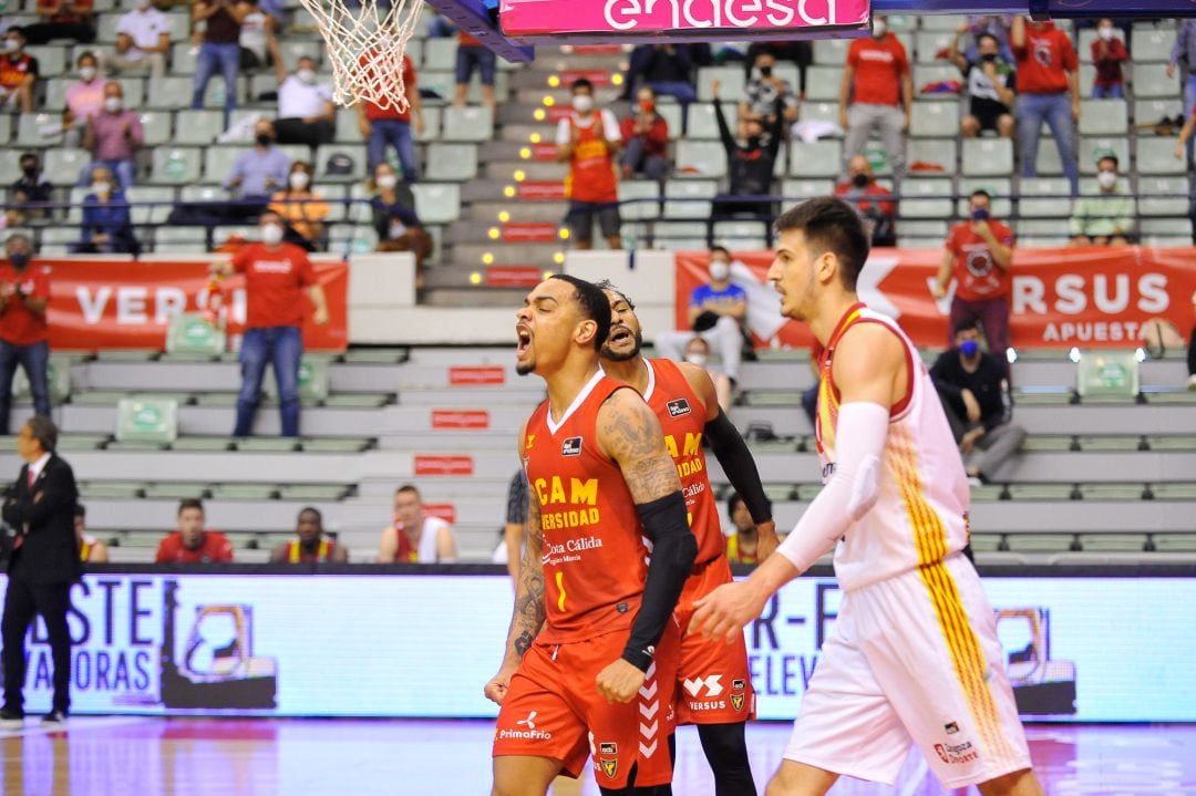 Jordan Davis celebra una canasta en el UCAM Murcia-Casademont Zaragoza