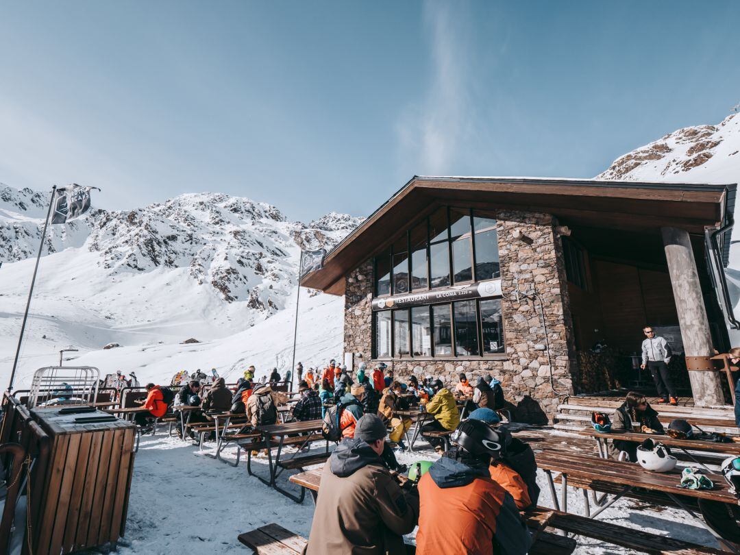 Esquiadors menjant al sector de la Coma el primer cap de setmana d'obertura de pistes de la temporada.