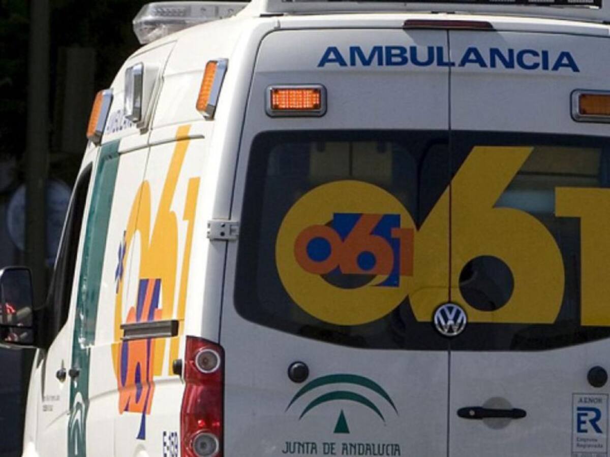 Cinco heridos tras colisionar un autobús y un coche en la avenida de Andalucía