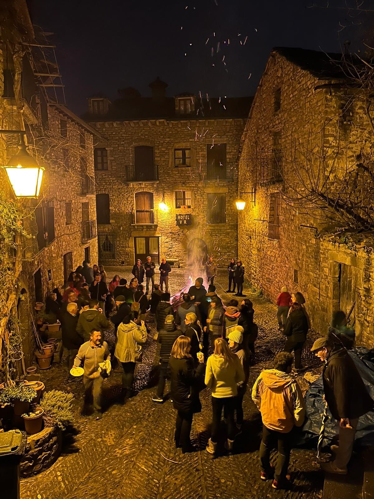 Ambiente festivo en el casco antiguo en Aínsa