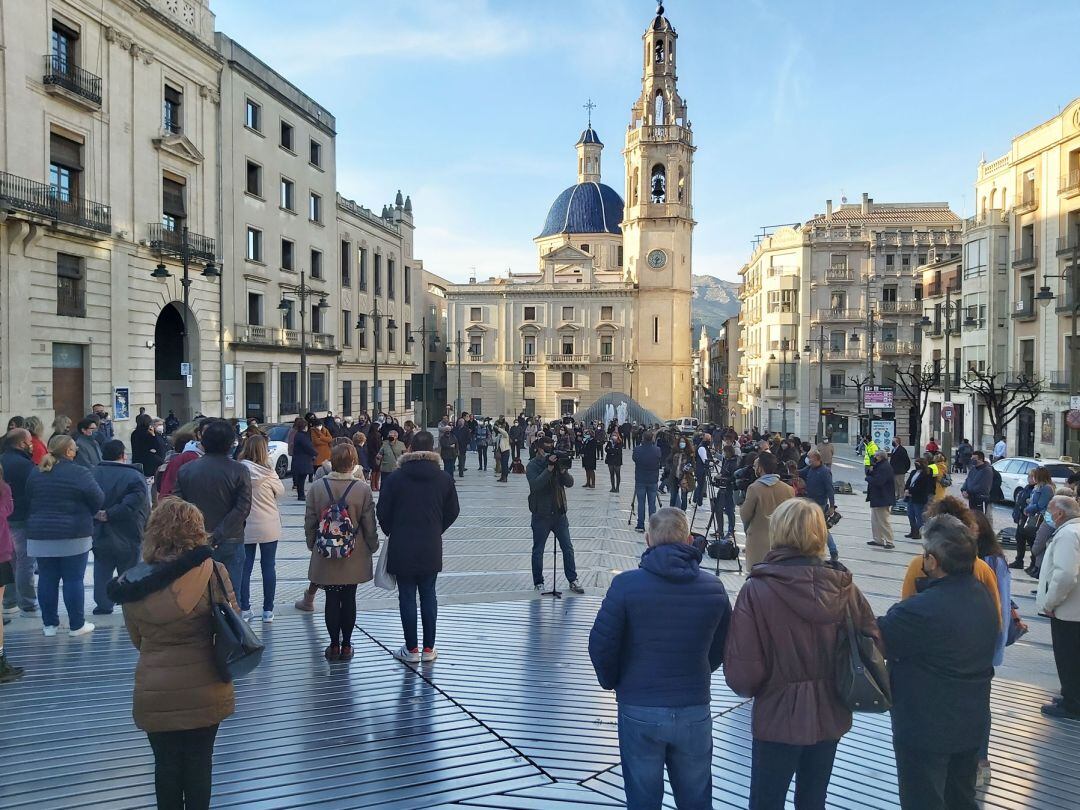 Concentración en la plaza de España de Alcoy contra la agresión múltiple