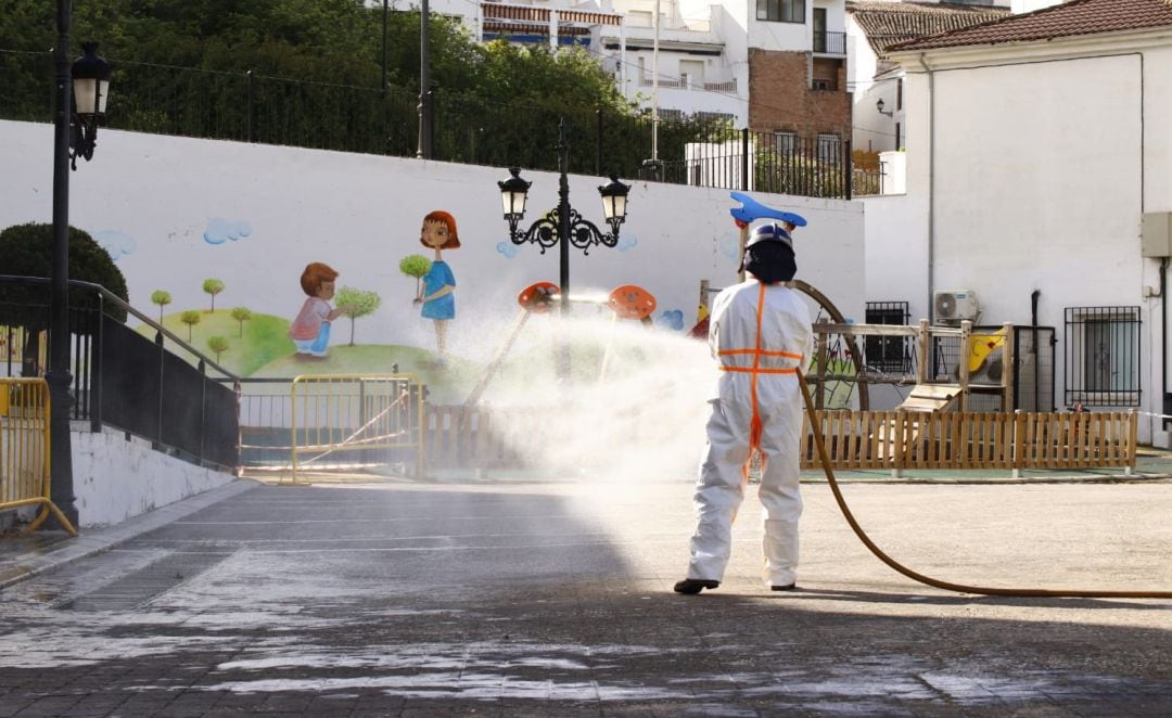 Un efectivo del INFOCA desifecta una plaza pública en el municipio de Serrato