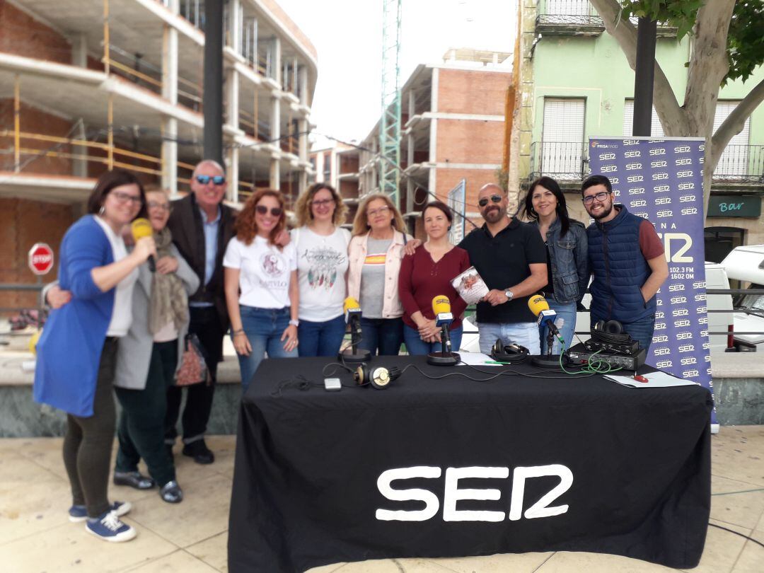 Foto de familia con participantes del desfile.