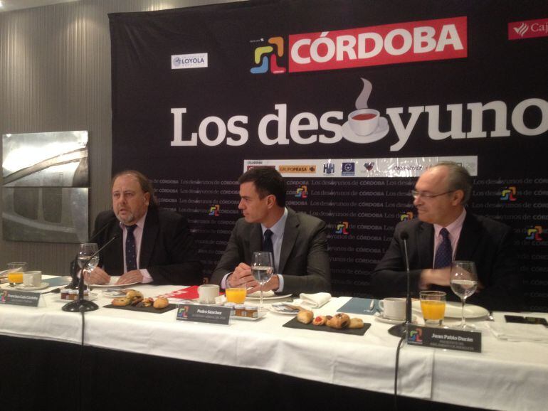Pedro Sánchez, acompañado de Francisco Luis Córdoba y Juan Pablo Durán.