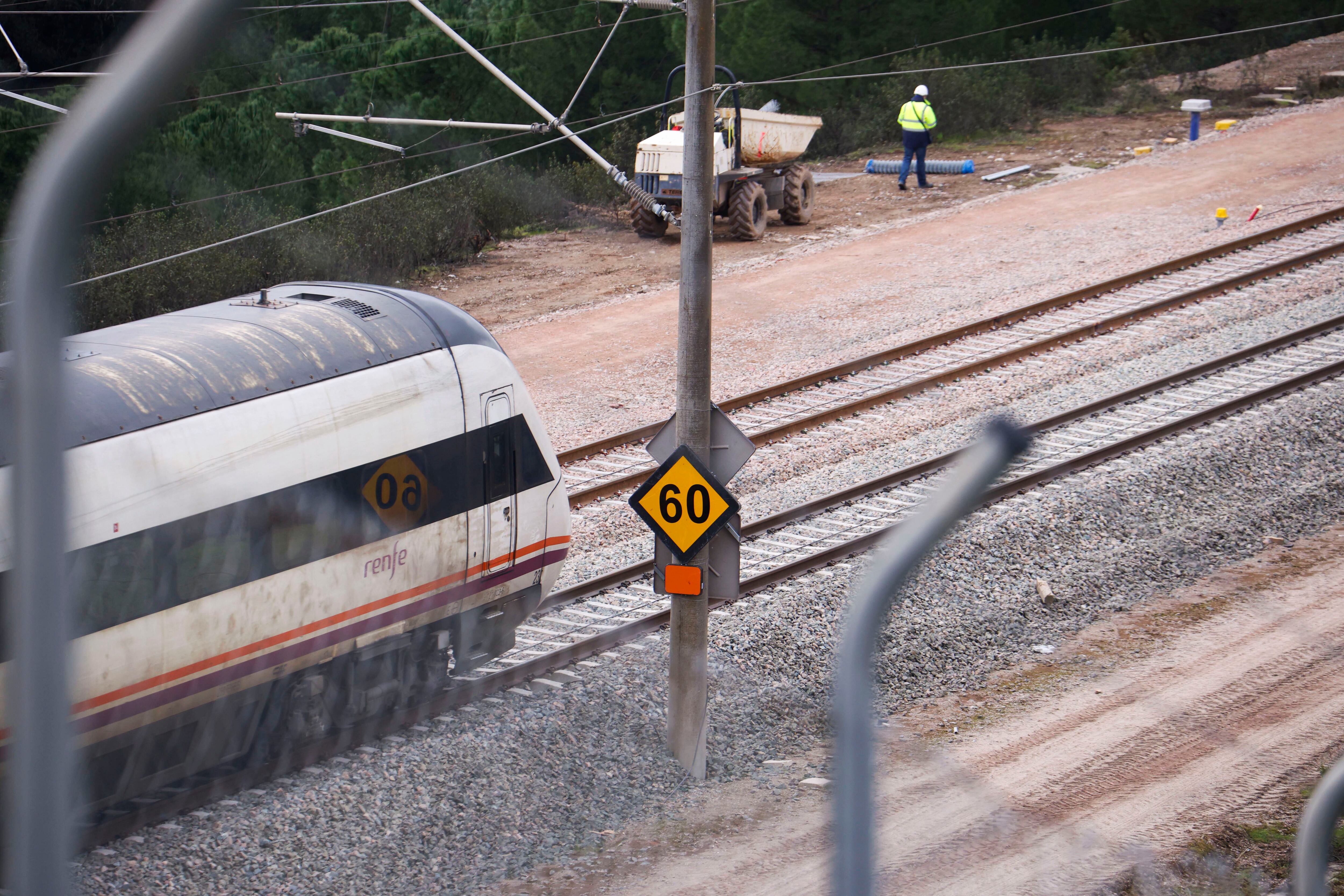 ADAMUZ (CÓRDOBA) 18/02/2026.- Zona cero del lugar del accidente de trenes .Cuando se cumple un mes del trágico accidente ferroviario en Adamuz (Córdoba) que causó la muerte de 46 personas, esta pequeña localidad olivarera de poco más de 4.000 habitantes trata de recuperar la normalidad pero siendo conscientes que ya están en las páginas negras de la historia de España y que la pesadilla vivida será casi imposible de olvidar. EFE/Salas