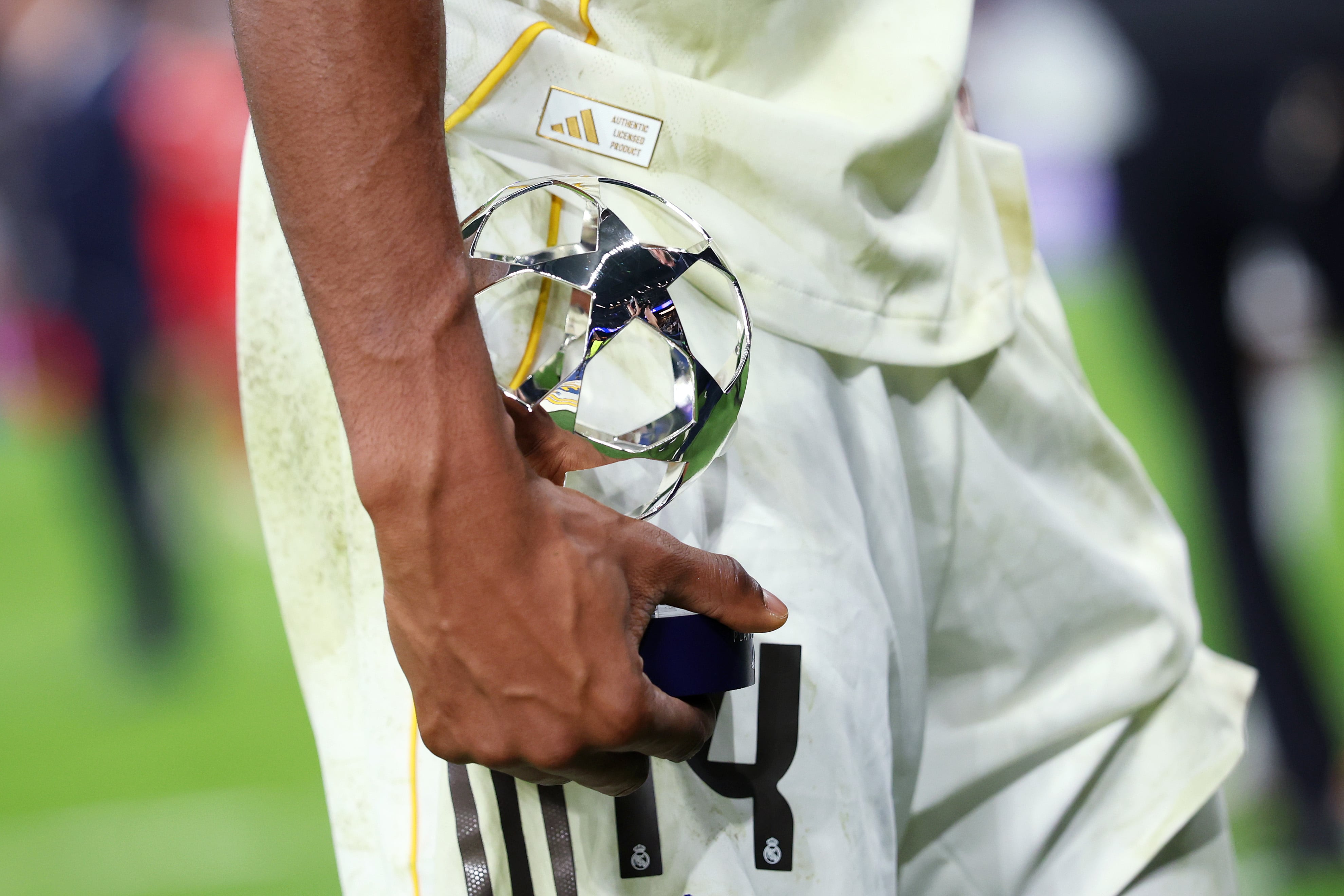 Tchouaméni sostiene el reconocimiento de mejor jugador contra el Benfica