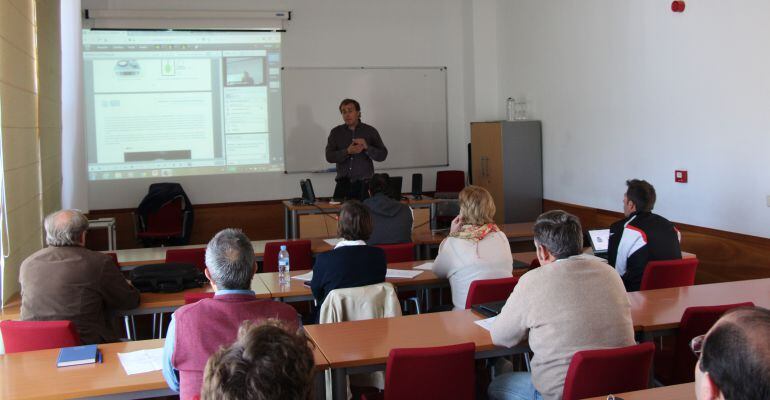 Alumnos durante una sesión presencial de un curso de la UNIA.