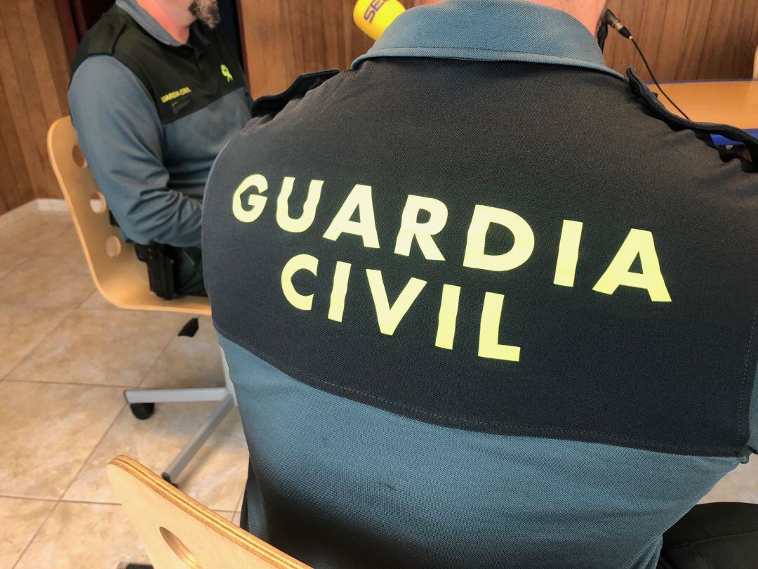 Agentes del Grupo ROCA de la Guardia Civil en los estudios de Radio Ibiza en una imagen de archivo