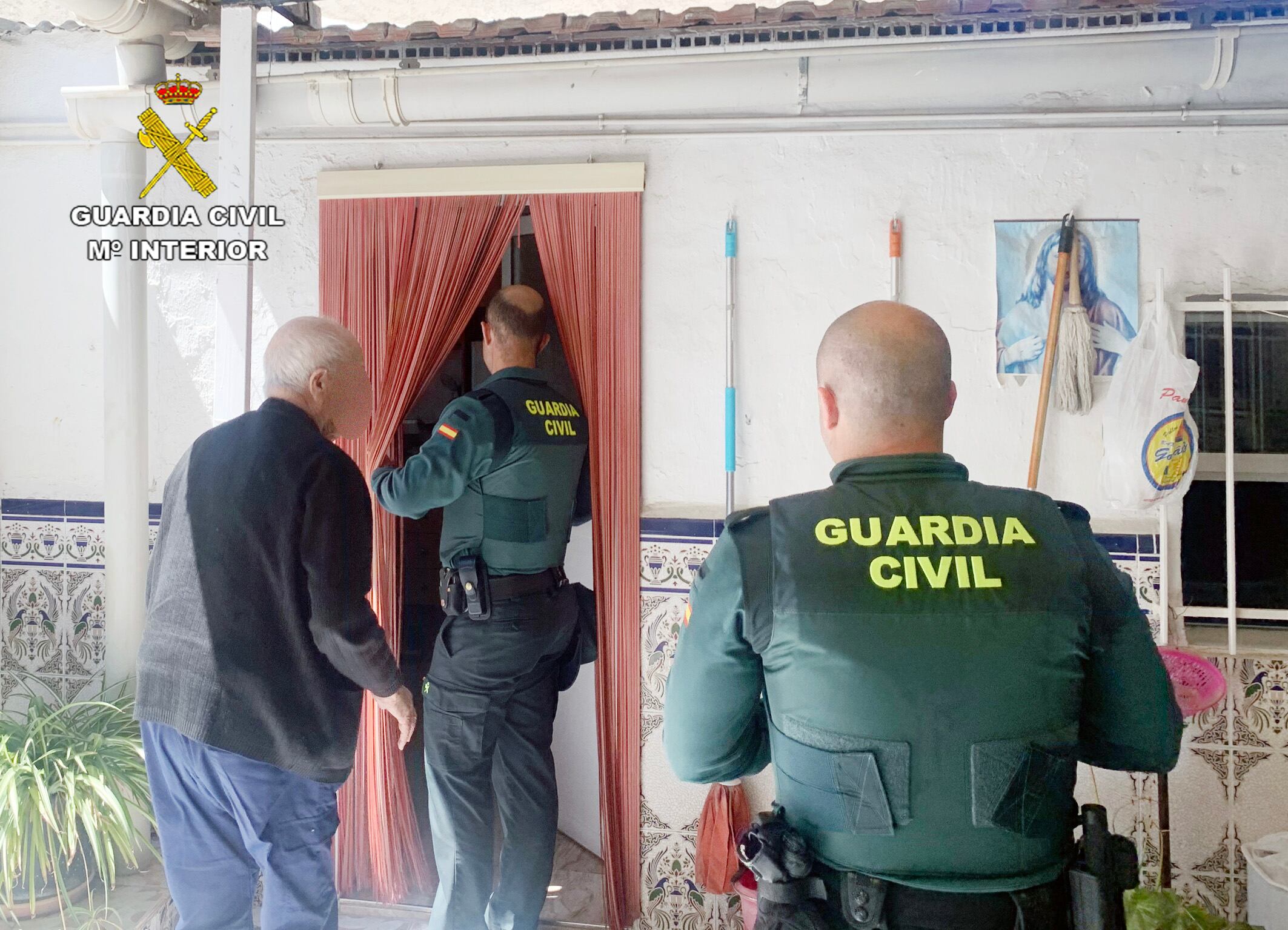 Agentes de la Guardia Civil rescatan a un anciano del incendio de su vivienda en Fortuna