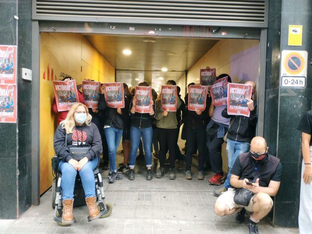 Miltants d'Arran a la seu d'Esquerra