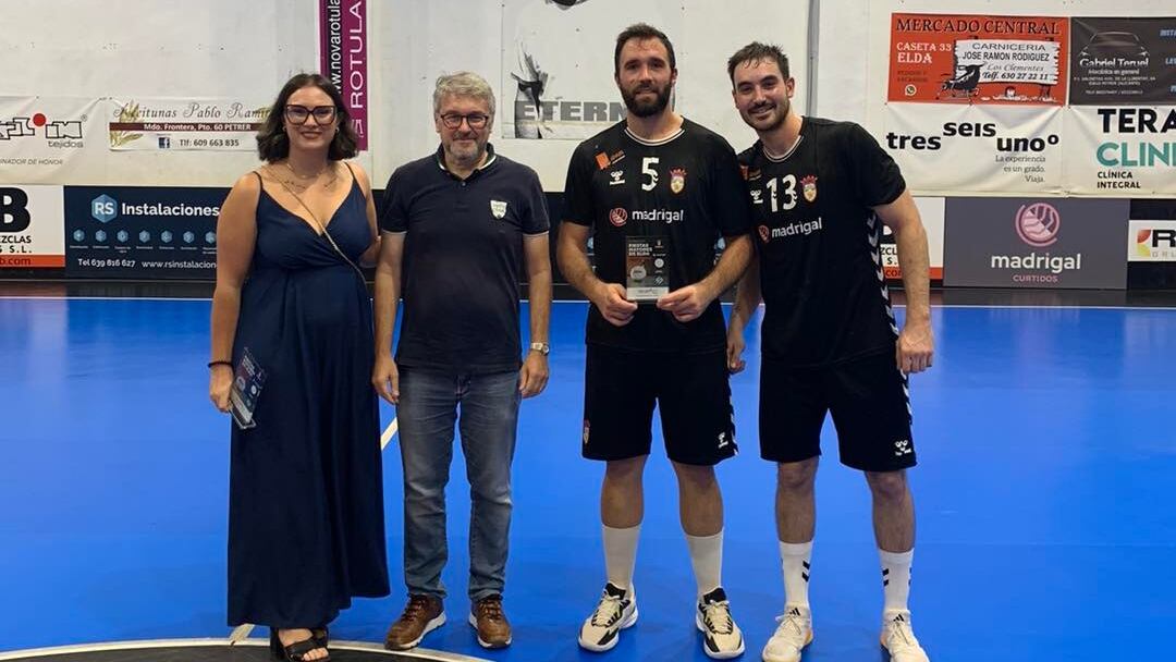 Los capitanes del Elda - C.E.E. con la edil de Deportes de Elda, María Gisbert y el Pdte. del C.E.E., Rogelio García