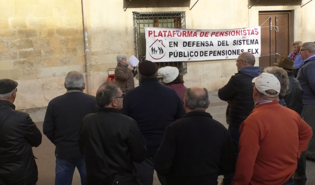 Pensionistas en la Plaza de Baix