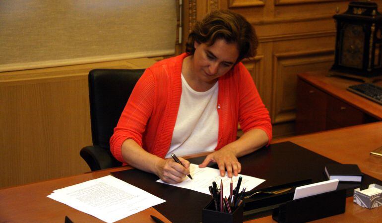 Colau signa els primers decrets com a alcaldessa per definir l&#039;estructura política i executiva del consistori