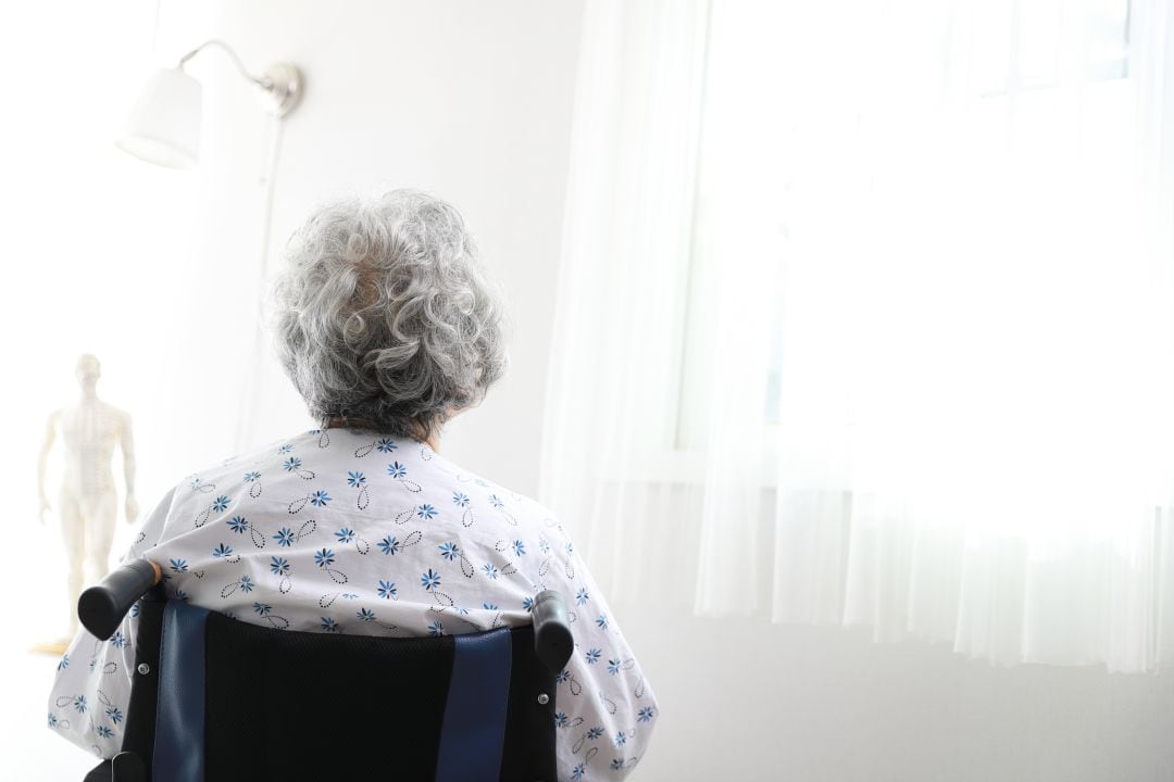 Una mujer en una residencia de ancianos. 