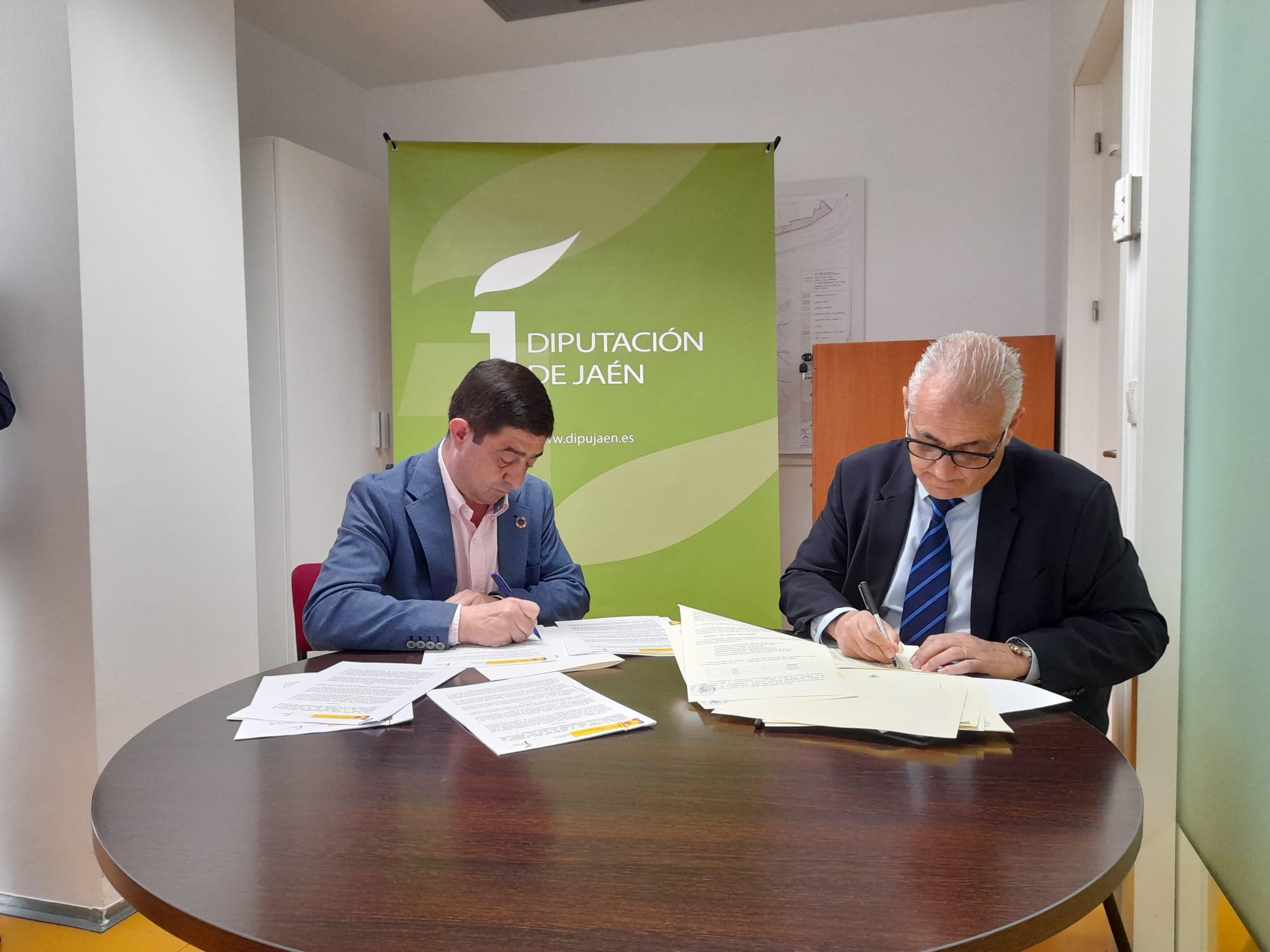 El presidente de la Diputación de Jaén, Francisco Reyes, ha firmado con el presidente de la Confederación Hidrográfica del Guadalquivir (CHG), Joaquín Páez, el acuerdo para mejorar el abastecimiento Víboras-Quiebrajano.