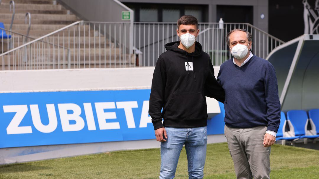 Karrikaburu posa en Zubieta con Aperribay