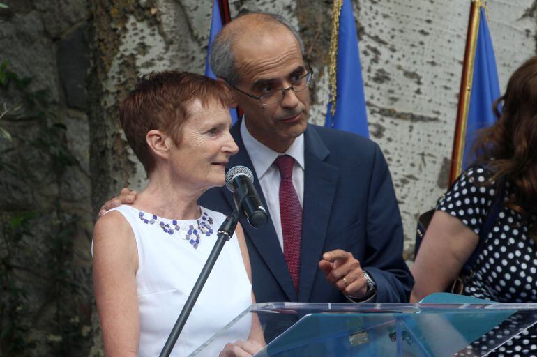 L'ambaixadora de França a Andorra conversa distesament amb el cap de Govern, Antoni Martí, durant la recepció oferta ahir.