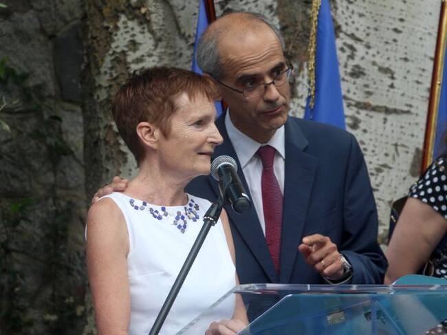 L'ambaixadora de França a Andorra conversa distesament amb el cap de Govern, Antoni Martí, durant la recepció oferta ahir.