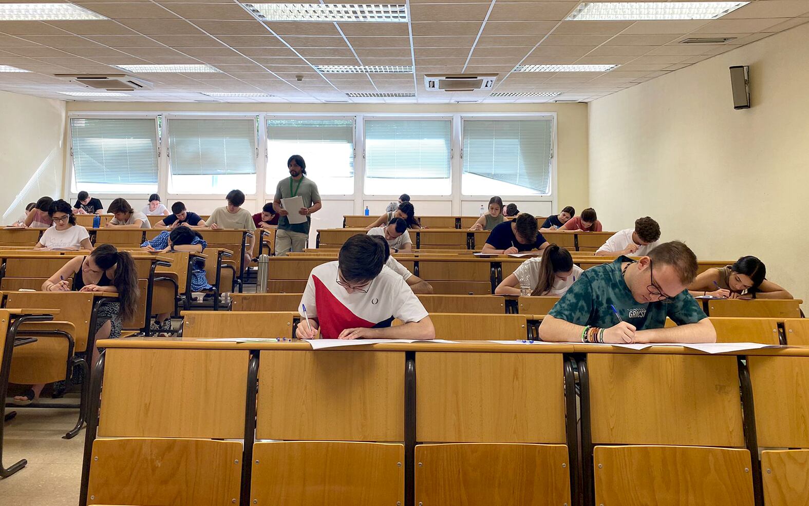 Estudiantes realizan los exámenes de la PEvAU el pasado mes de junio.