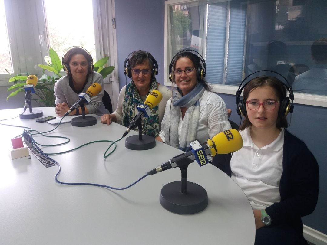 Amaia Irazusta, presidenta de Pausoka, Mariaje Chantre, de la organización de la Beñat Elzo y Katrin Olazabal, profesora de Egiluze Ikastetxea Hondarribia junto a Saioa Huarte, niña irunesa que forma parte de Pausoka. 