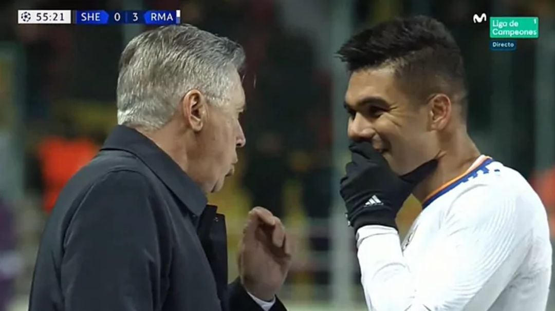 Casemiro charla con Ancelotti