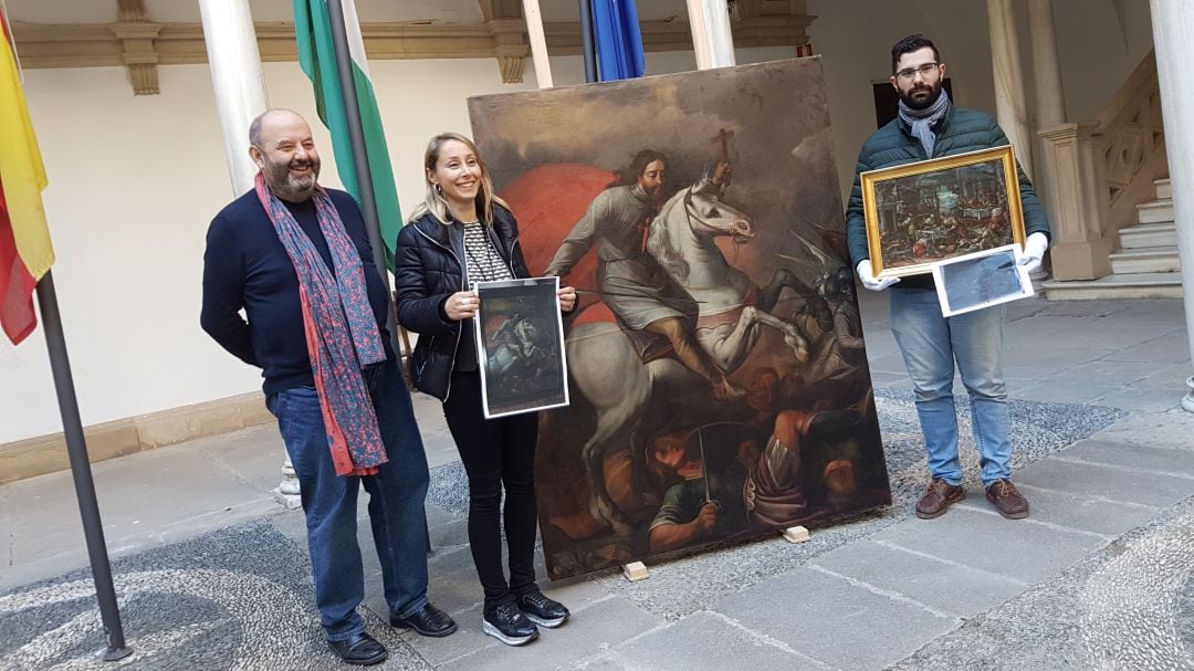 La concejala de Cultura, Elena Rodríguez, junto a los restauradores