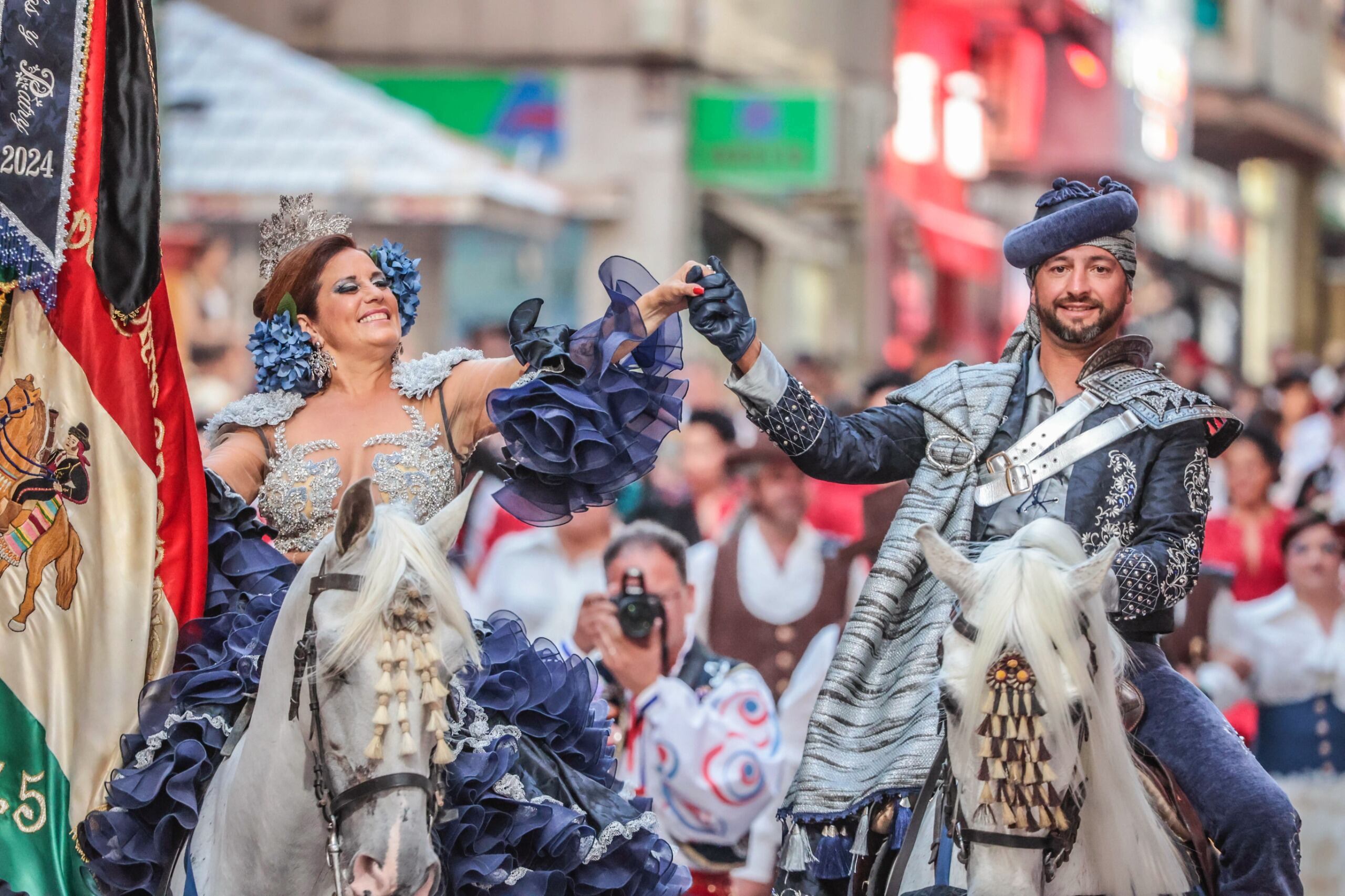 El matrimonio gallego, Abanderada y Capitán de la comparsa de los Contrabandistas, ha levantado al público de sus sillas