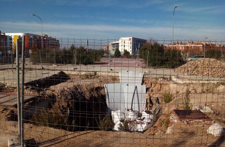 Socavón en la avenida de La Gavia, vía principal del Ensanche de Vallecas. 