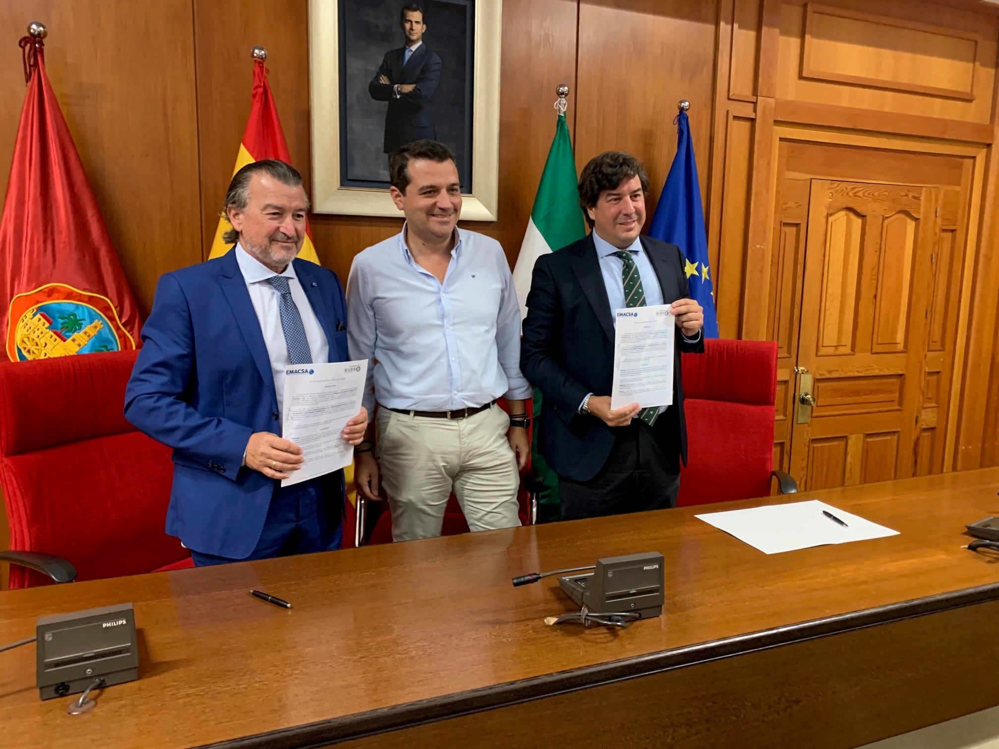 Jose María Bellido y Jesús Coca, junto al representante de la UTE FCC Construcción y Viguecons Estévez