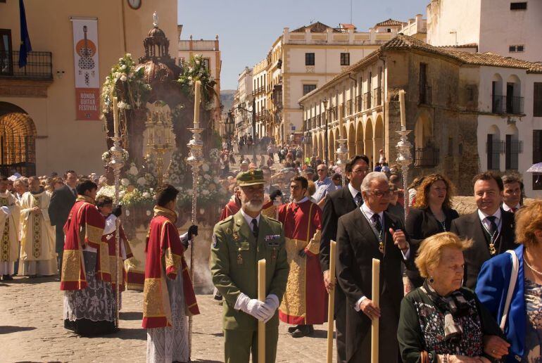 La procesión del Corpus Christi a su paso por el Puente Nuevo