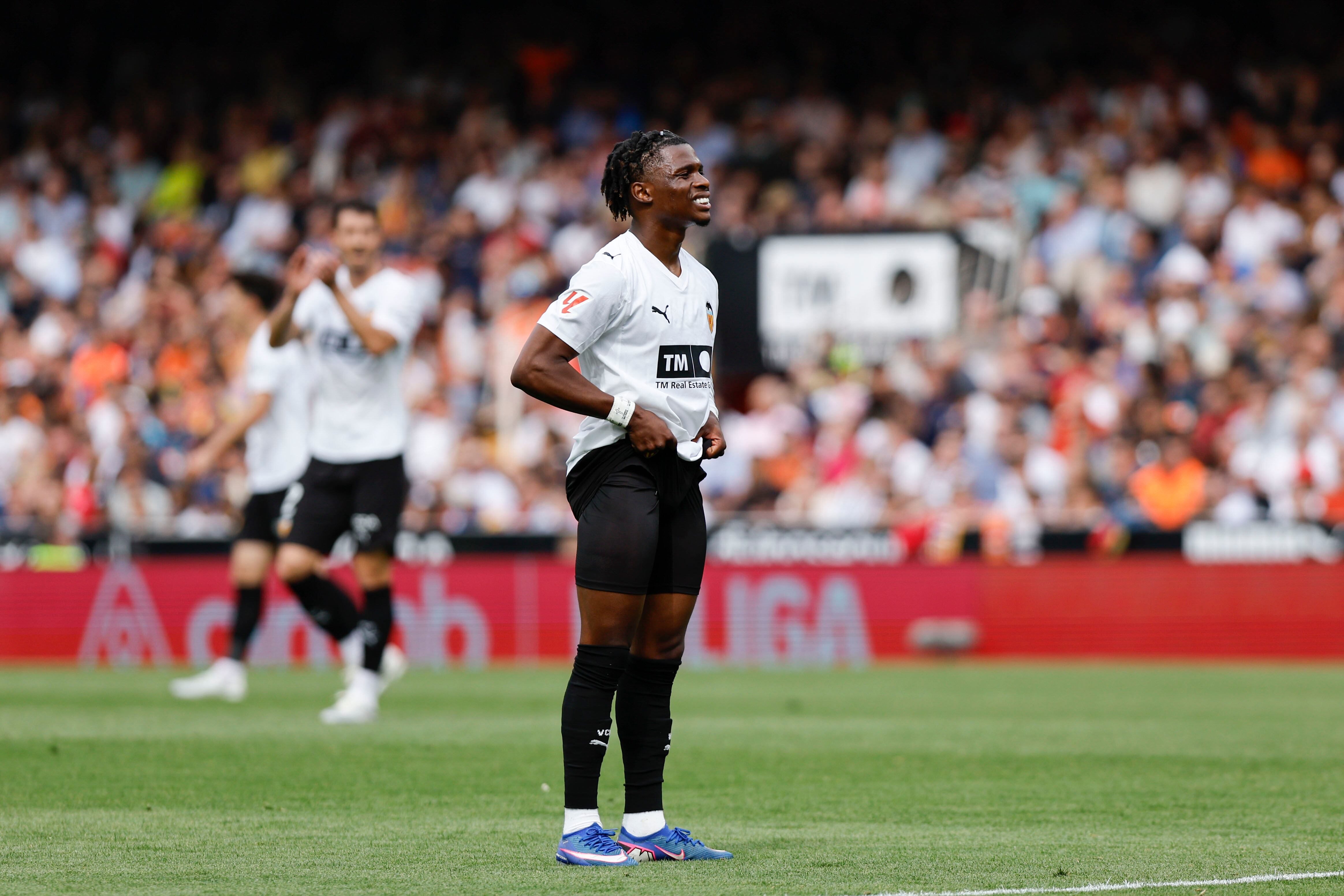 VALENCIA, 02/05/2026.- El jugador del Valencia Largie Ramazani lamenta una ocasión durante el partido de la jornada 34 de LaLiga EA Sports entre el Valencia y el Atlético de Madrid, este sábado en el estadio de Mestalla.-EFE/ Biel Aliño