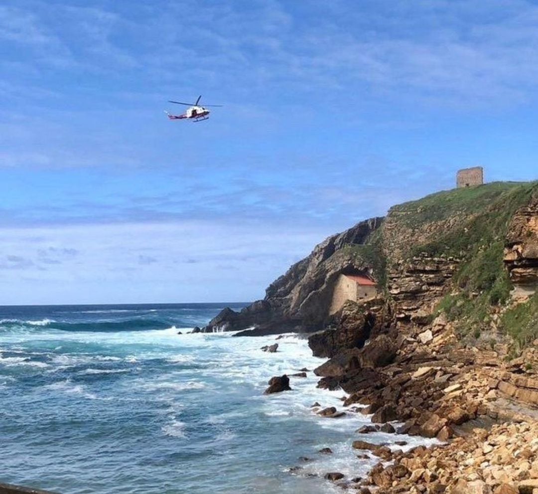 El accidente se registró sobre las 9:35 horas del sábado cuando el pescador se precipitó al mar, golpeándose en la cabeza. Posteriormente, desapareció en el agua