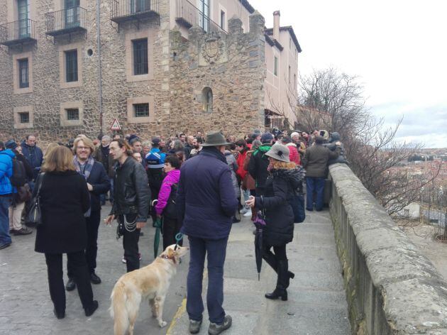 Gran expectación en torno a la escultura del diablillo