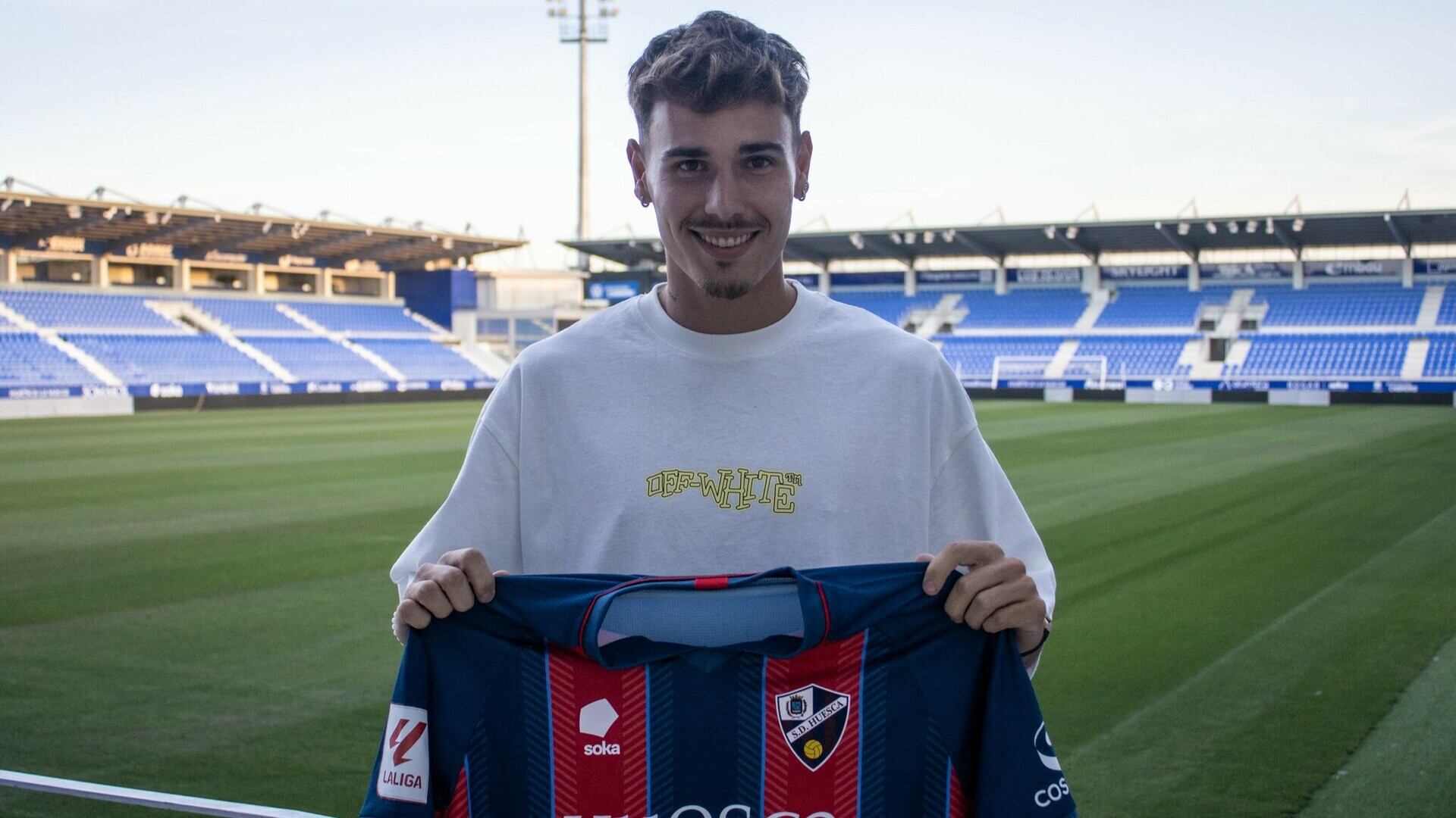 Hugo Vallejo con la camiseta de la SD Huesca en El Alcoraz