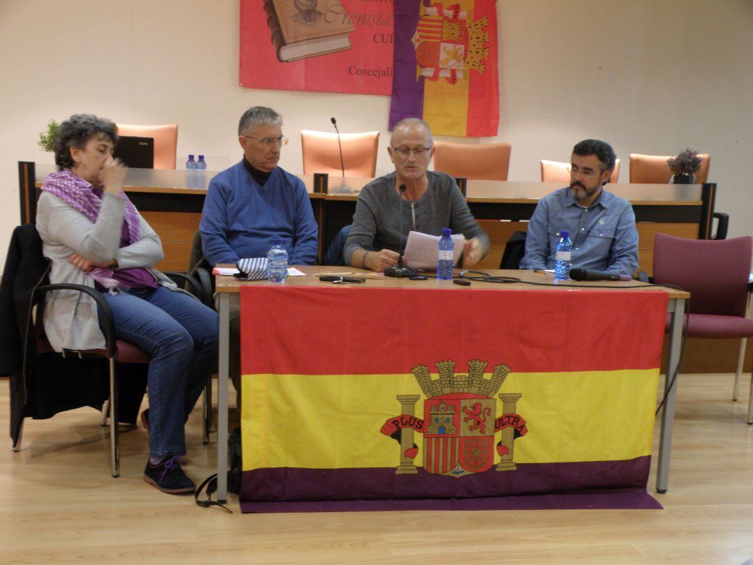 En los extremos, Montserrat Sanz y Alberto Castaño, concejales en el Ayutnamiento de Cuéllar; en el centro José Luis Ordoñez, coordinador provincial de IU y Miguel Ángel Gómez, coordinador comarcal.