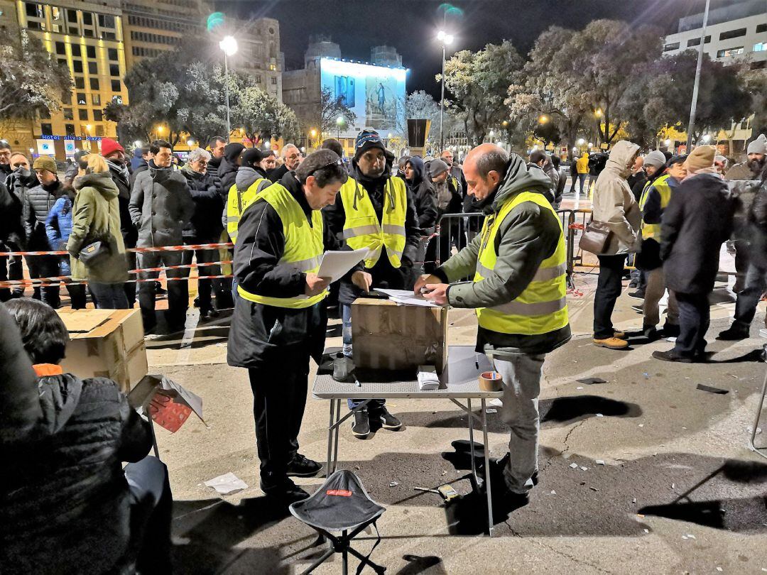 Votación en la asamblea del taxi en Barcelona durante la huelga