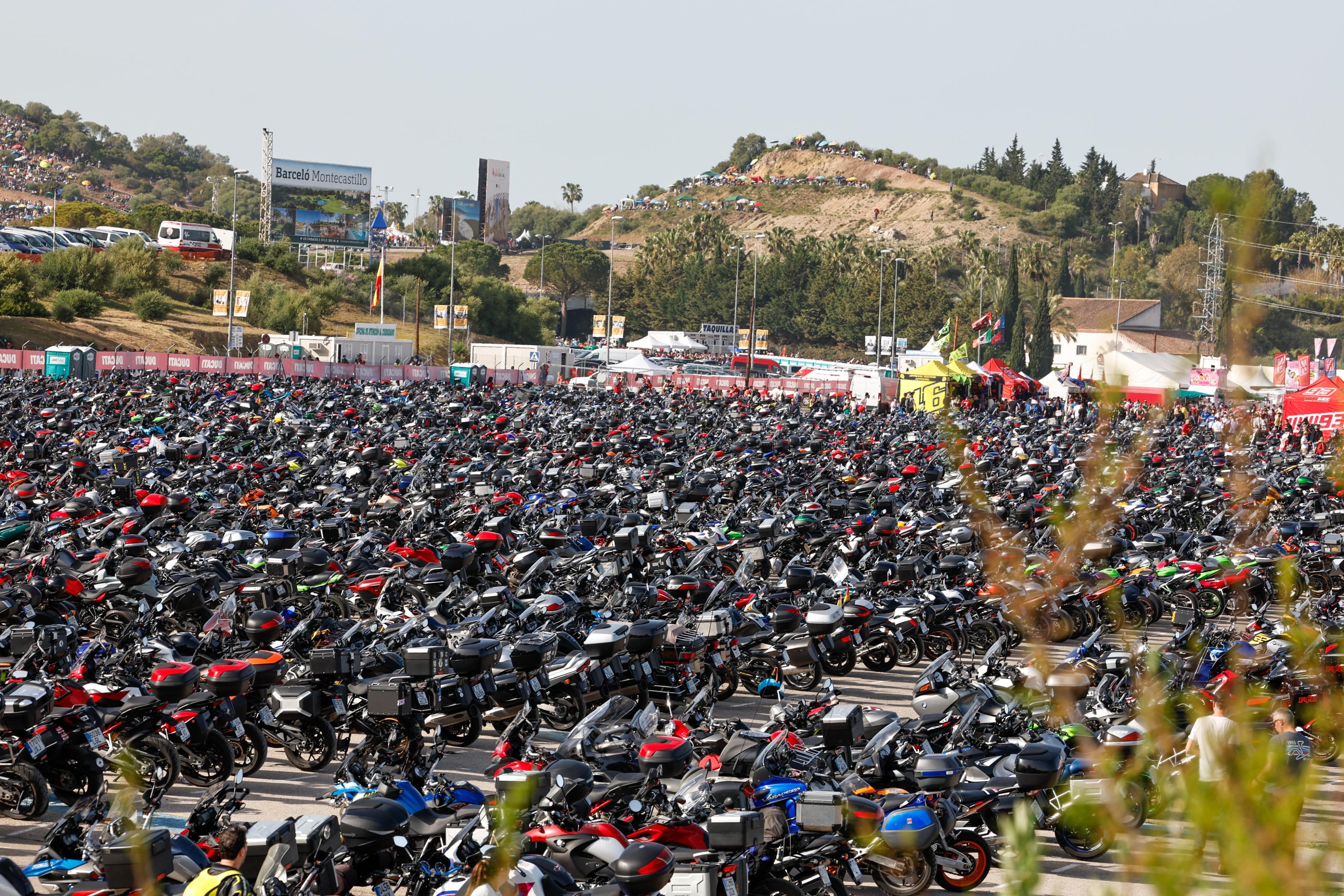 Motos aparcadas junto al Circuito de Jerez