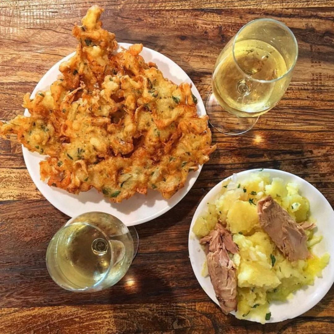 Tortillitas de camarones, papas aliñás con melva canutera y copas de manzanilla en el Barbiana de Sanlúcar