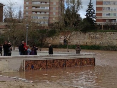 Vallisoletanos haciendo fotografías al Pisuerga