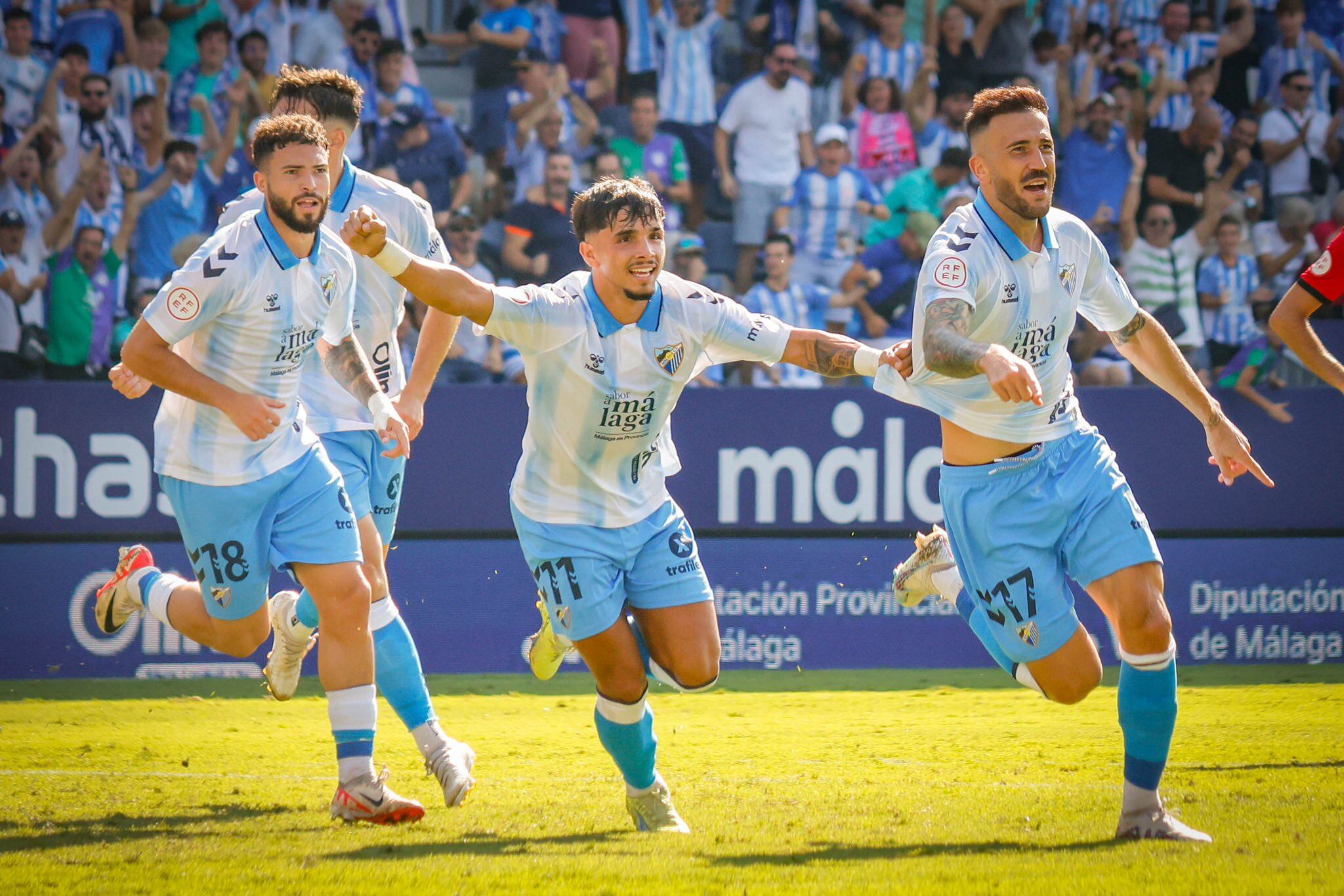 Kevin y Dioni celebran un gol en La Rosaleda