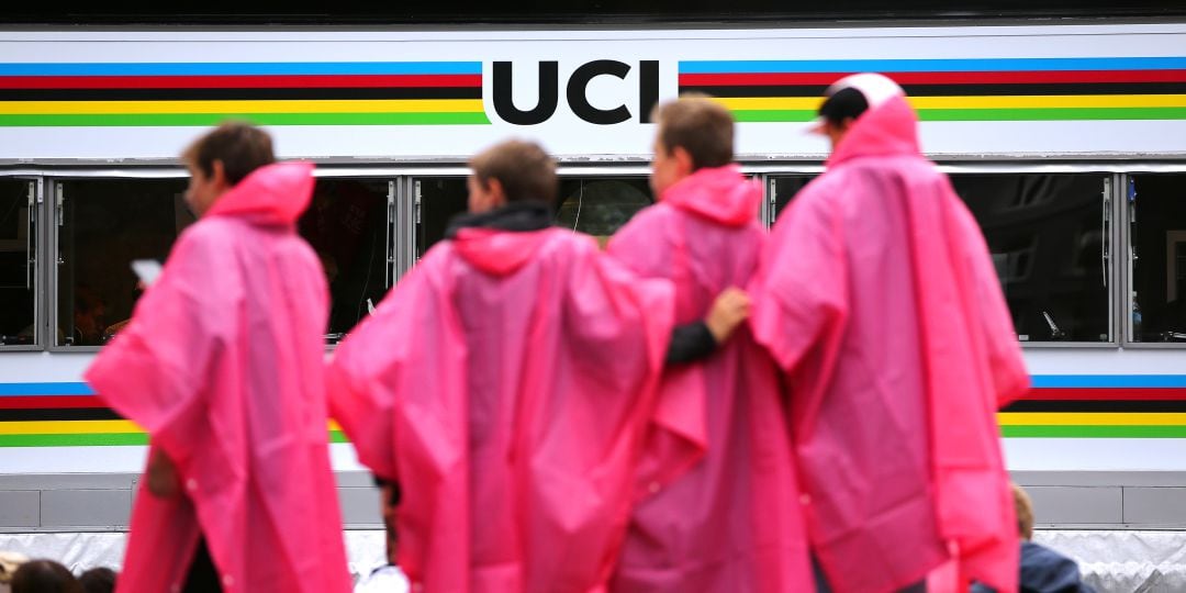 Unos espectadores durante una etapa ciclista, justo en frente de la oficina de la UCI