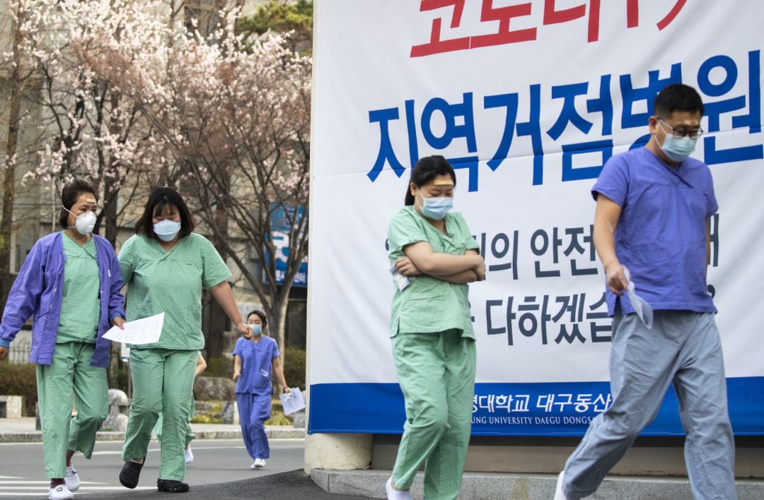 Trabajadores sanitarios en la localidad de Daegu, la más afectada de Corea del Sur por el coronavirus.