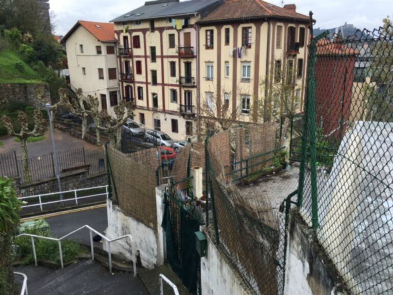 Fotografía de la casa que un grupo de jóvenes utiliza como local, y que ha sufrido un incendio esta mañana