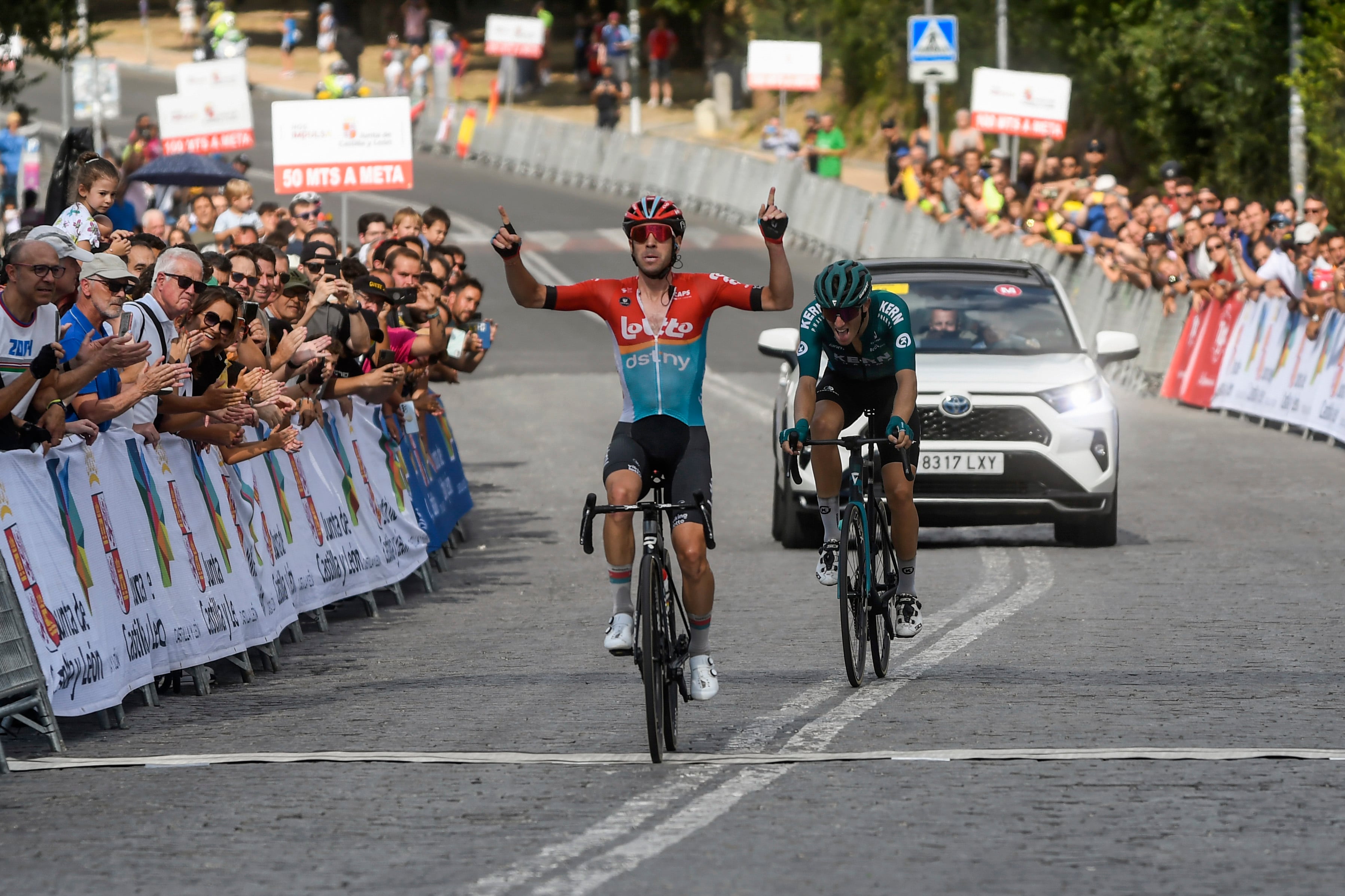 SEGOVIA, 27/07/2023.- El ganador de la etapa y ganador de la XXXVII edición de la vuelta ciclista a Castilla y León, Eduardo Sepulveda (i), del equipo Lotto Dstny, se impone al corredor Pablo Castrillo (d), del equipo Kern Pharma, este jueves durante la vuelta ciclista a Castilla y León. EFE/ Pablo Martín
