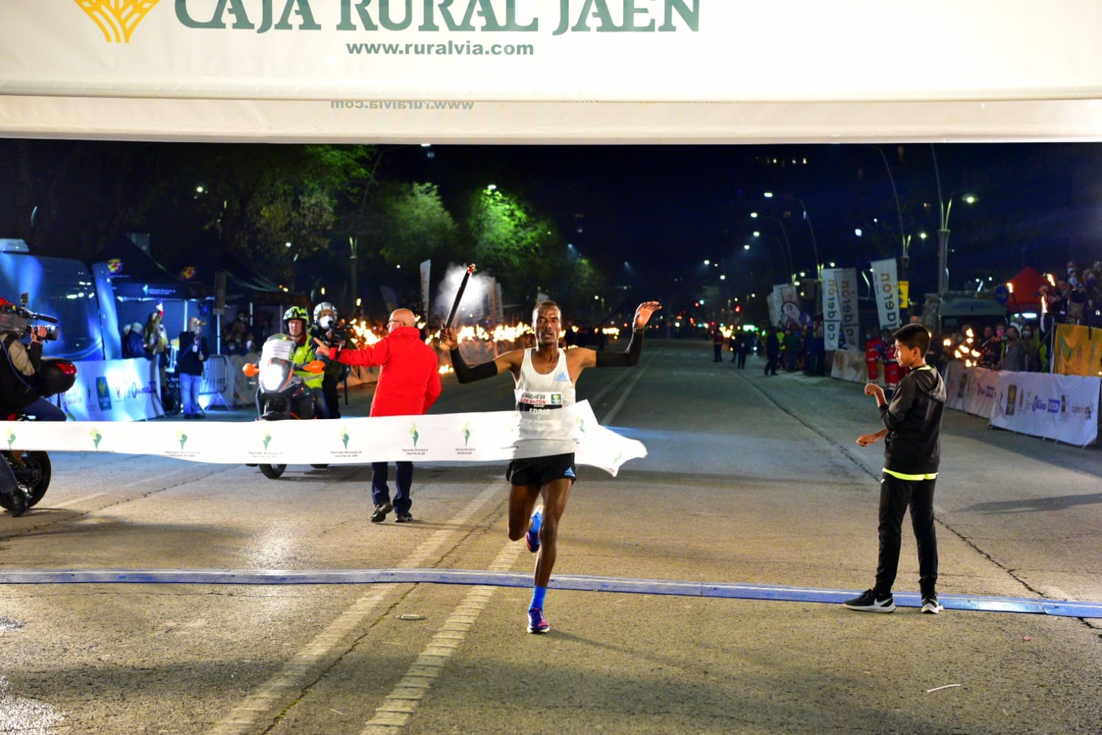 El etíope Muktar Edris, ganó con autoridad la 39 Carrera de San Antón.