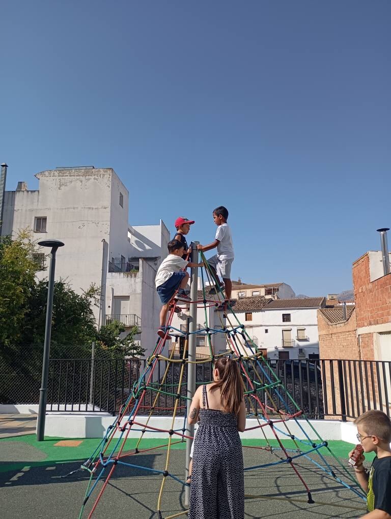 Los niños/as de Bedmar haciendo uso de las instalaciones del nuevo parque infantil
