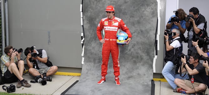 El piloto español de Fórmula Uno Fernando Alonso, de la escudería Ferrari, posa para los medios en el circuito Albert Park en Melbourne (Australia)