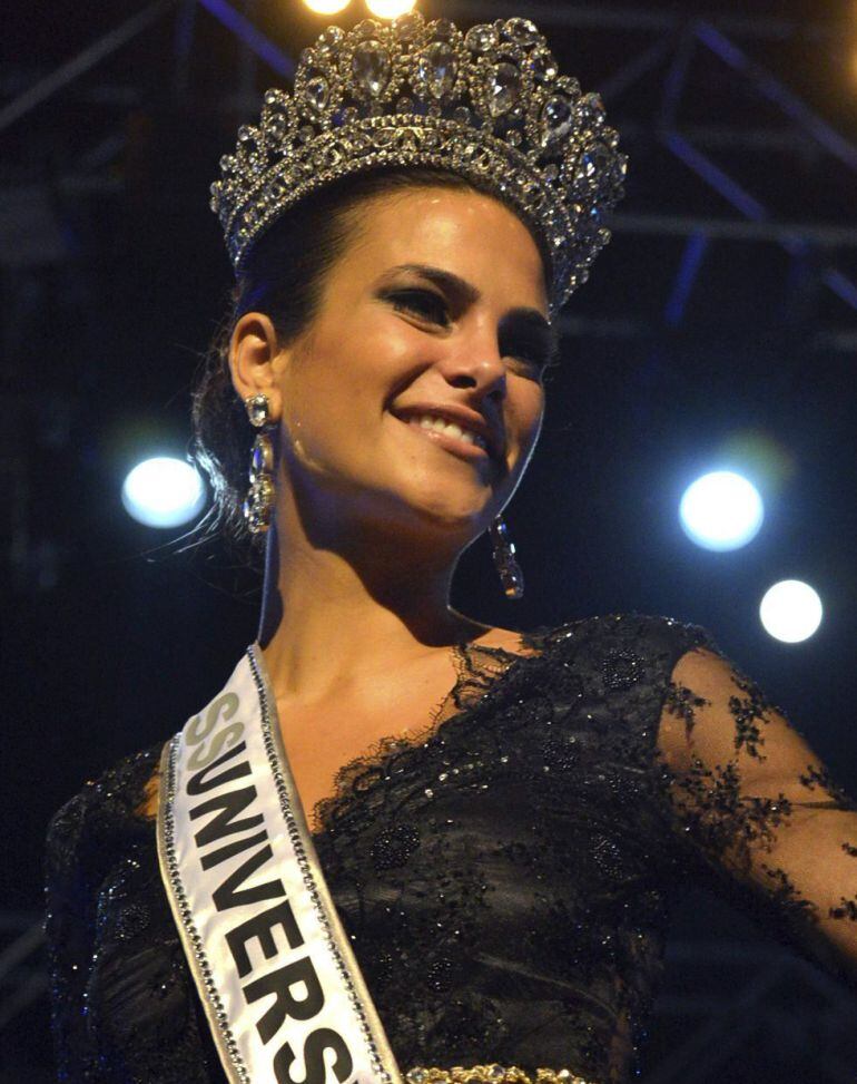 GRA344. MARBELLA (M&Aacute;LAGA), 30/07/2105.- La m&eacute;dico canaria Carla Garc&iacute;a ha sido elegida esta noche para representar a Espa&ntilde;a en el certamen de Miss Universo, en una gala celebrada en Starlite de Marbella, en M&aacute;laga. La nueva reina de la belleza tiene 25 a&ntilde;os, mide 1,75, ejerce su profesi&oacute;n de m&eacute;dico y habla ingl&eacute;s y alem&aacute;n. EFE/ALF