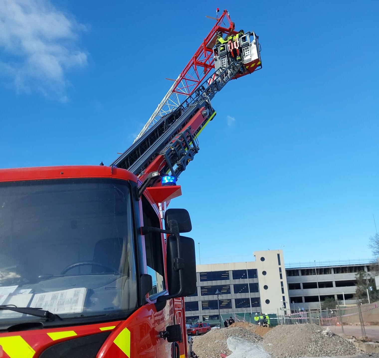 Un momento durante la intervención de los bomberos